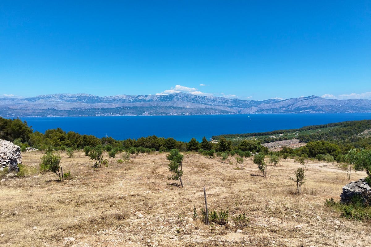 Spacious land with an open sea view