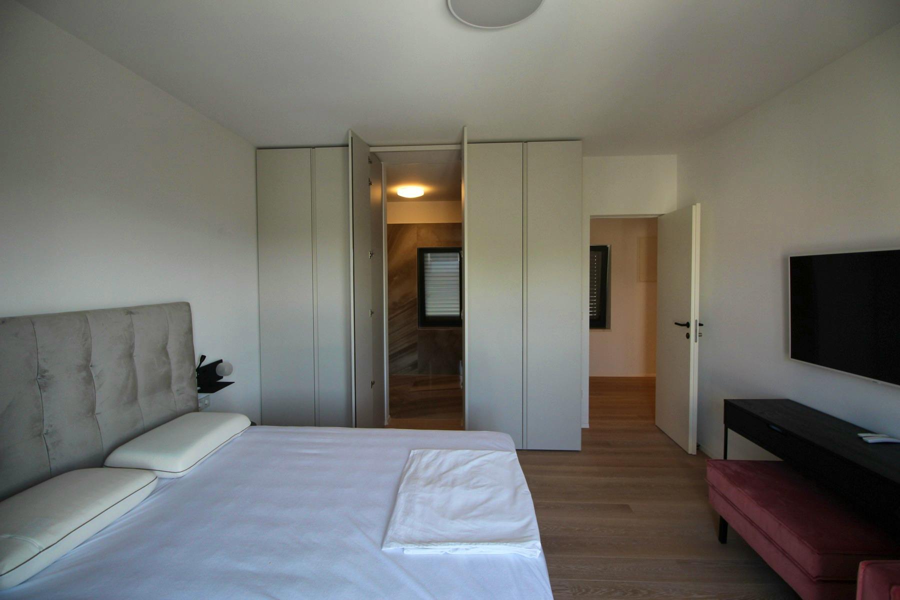 Modern en-suite bedroom