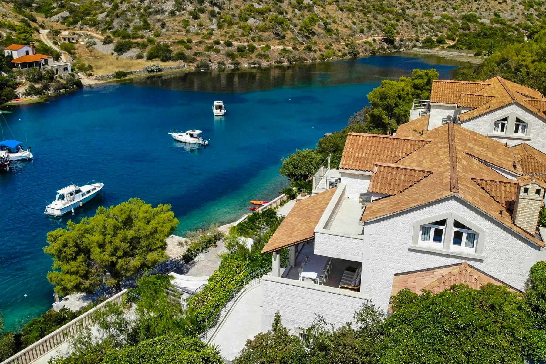 Villa for sale in the picturesque bay