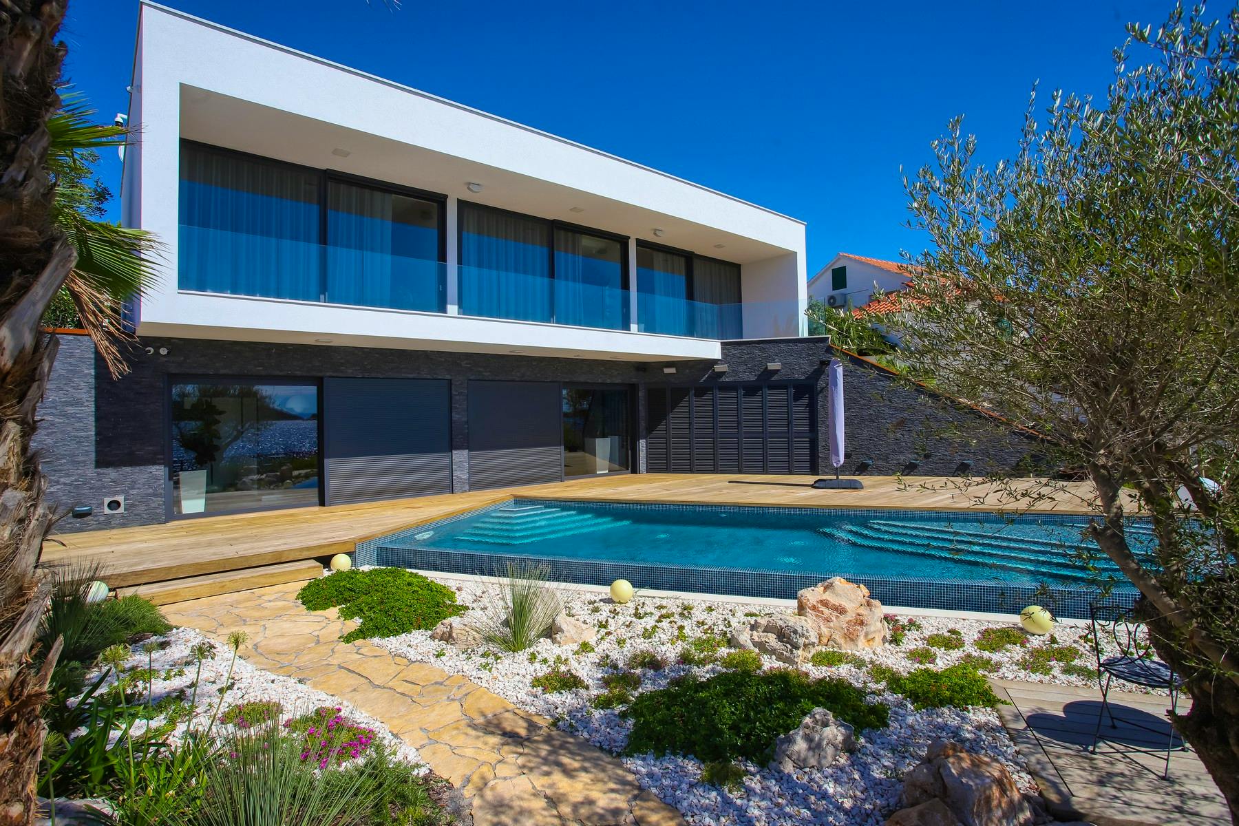 Newly built contemporary villa with swimming pool