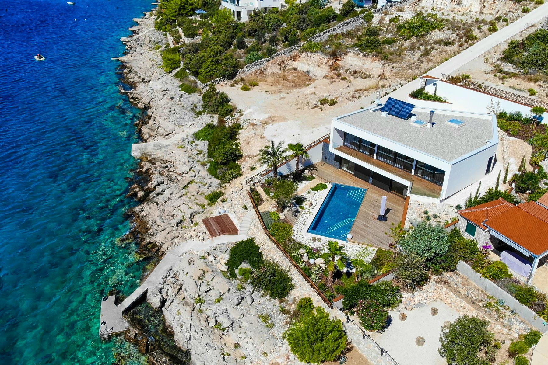 Newly built villa with direct access to the sea