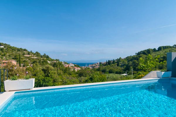 Stunning view of the pool and the sea