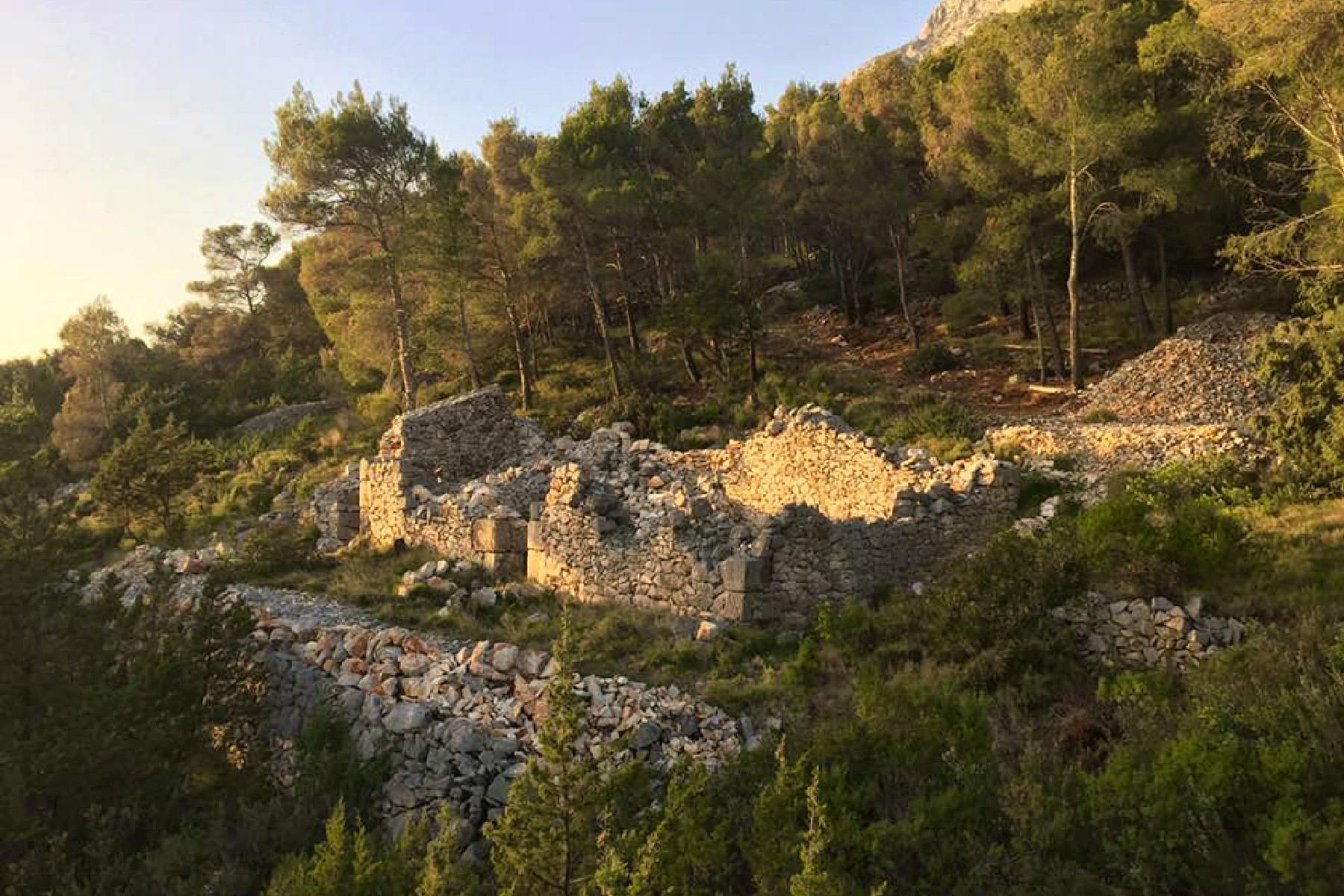 Spacious plot with old ruin on Hvar