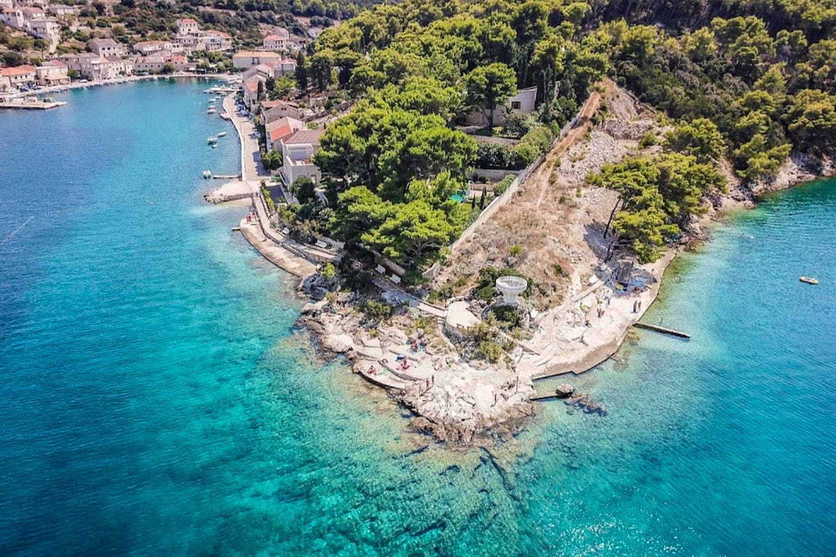 Zemljište uz more na atraktivnoj lokaciji