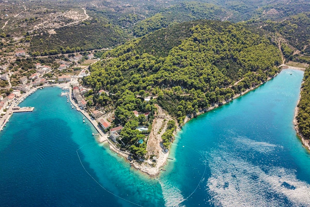 Građevinsko zemljište prvi red do mora na Braču