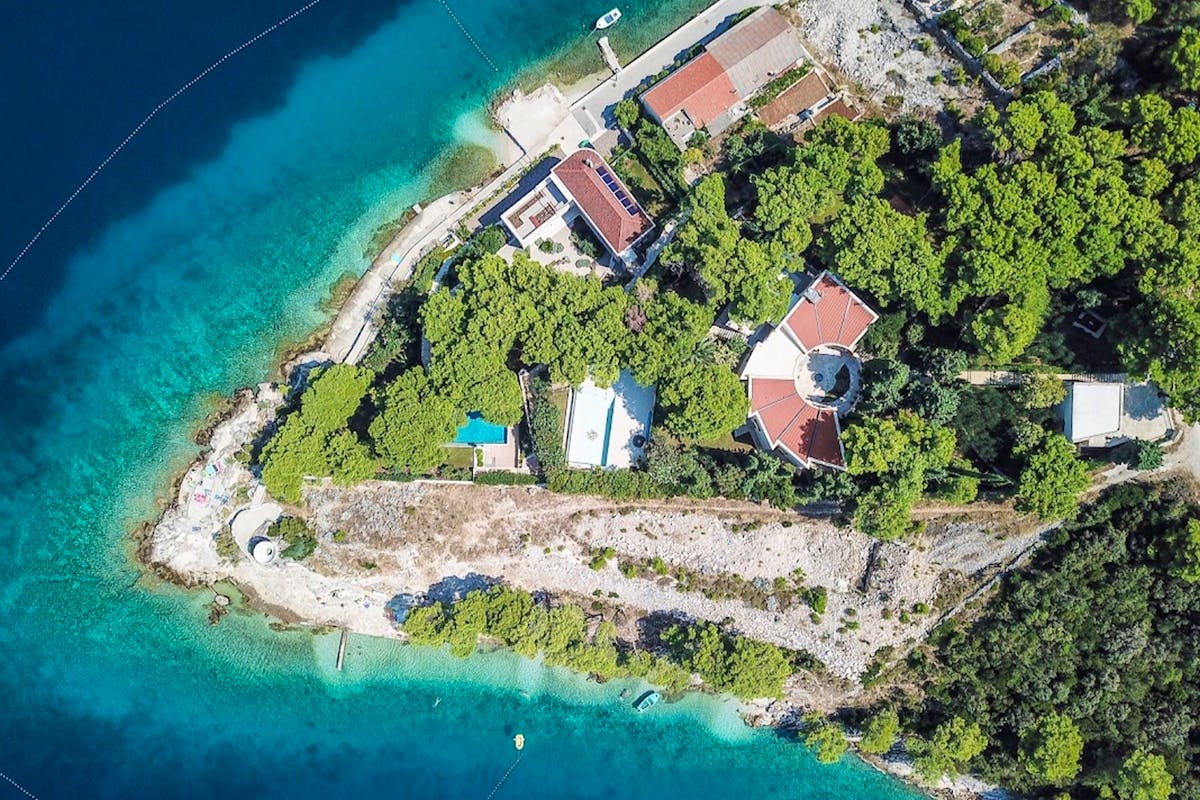 Prostrano zemljište uz more na Braču