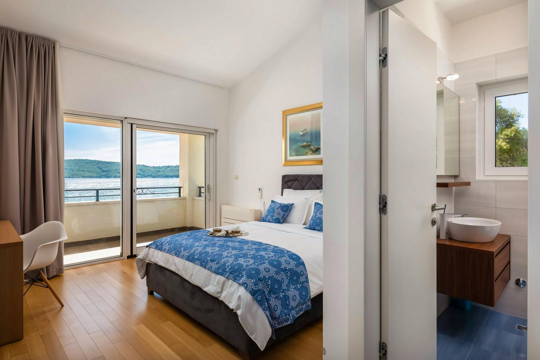 Glavna spavaća soba s pogledom na more