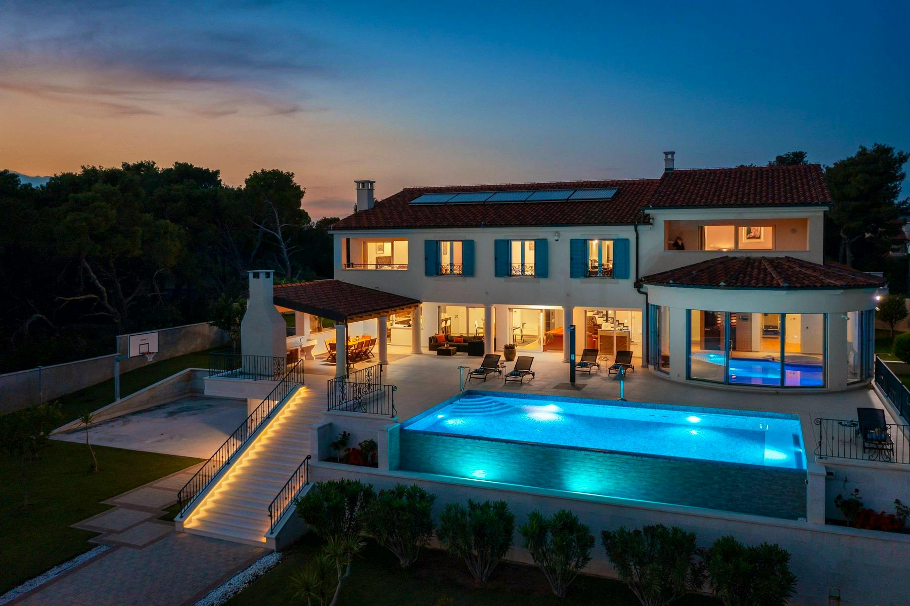 Unique seafront villa with luxury amenities