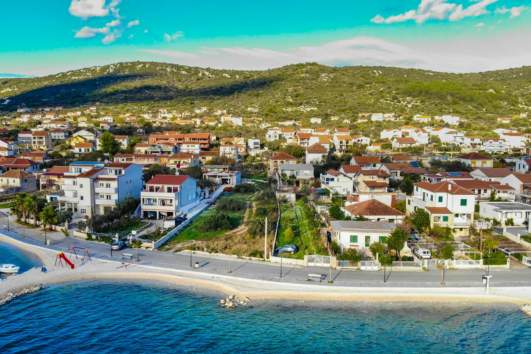 Građevinsko zemljište uz more u blizini Trogira