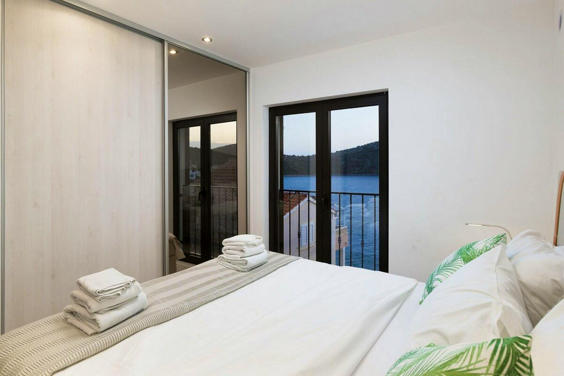 Elegantna spavaća soba s pogledom na more