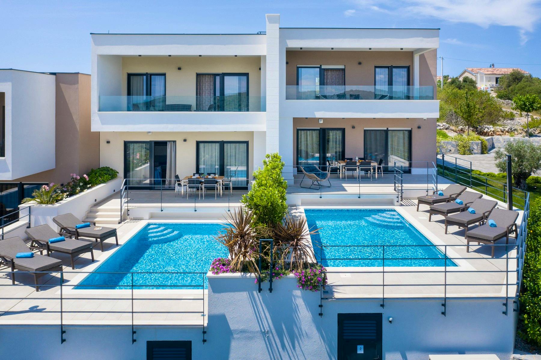 Semi-detached villas with swimming pools