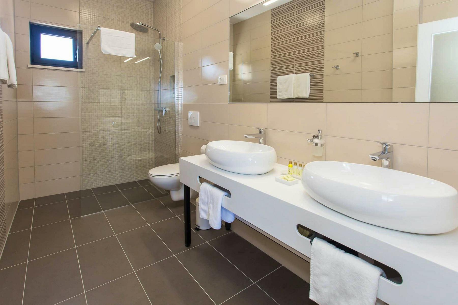 Moderna kupaonica s dvostrukim umivaonikom i walk-in tušem