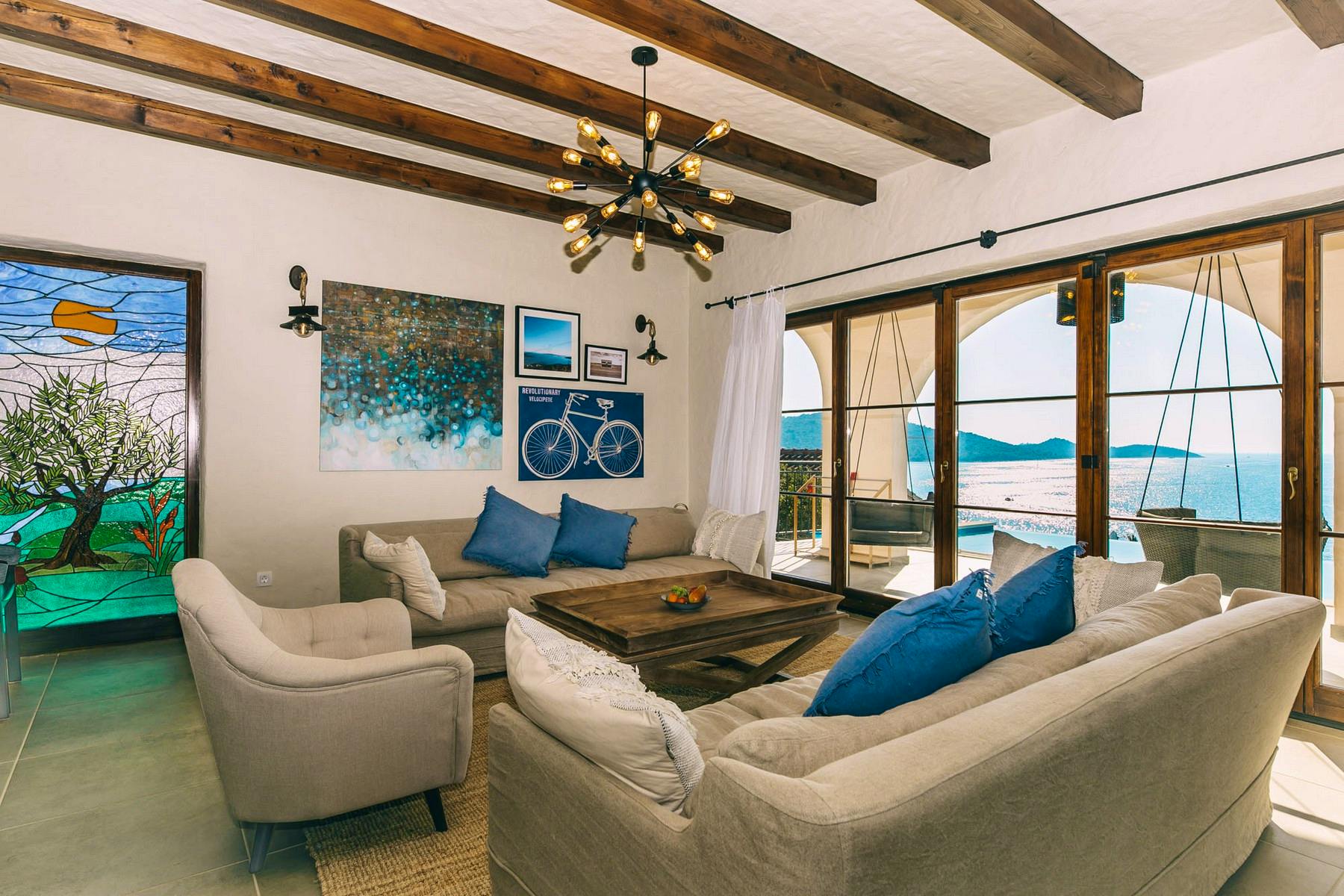 Spacious living room with sea view