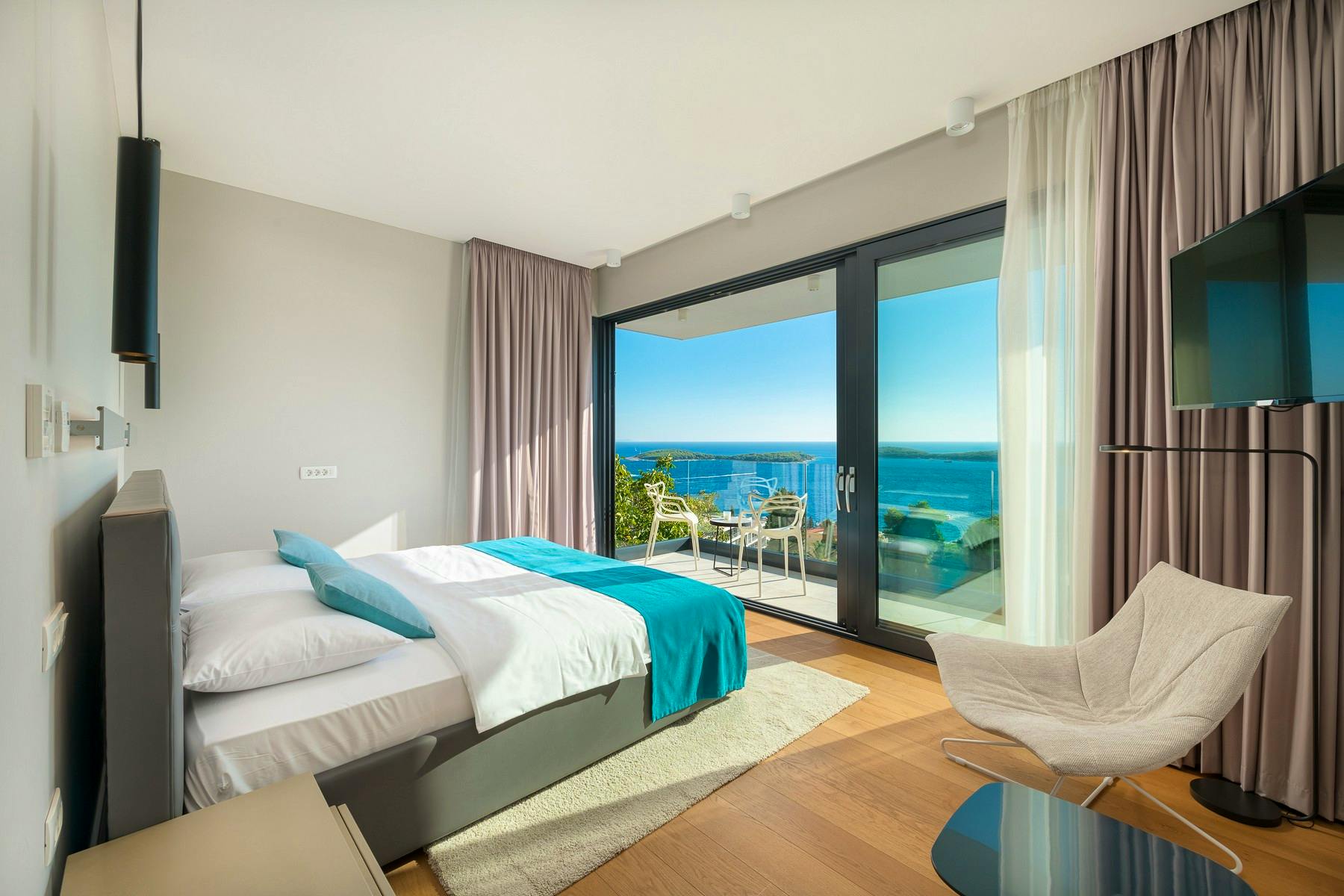 Moderna spavaća soba s vlastitom kupaonicom i pogledom na more