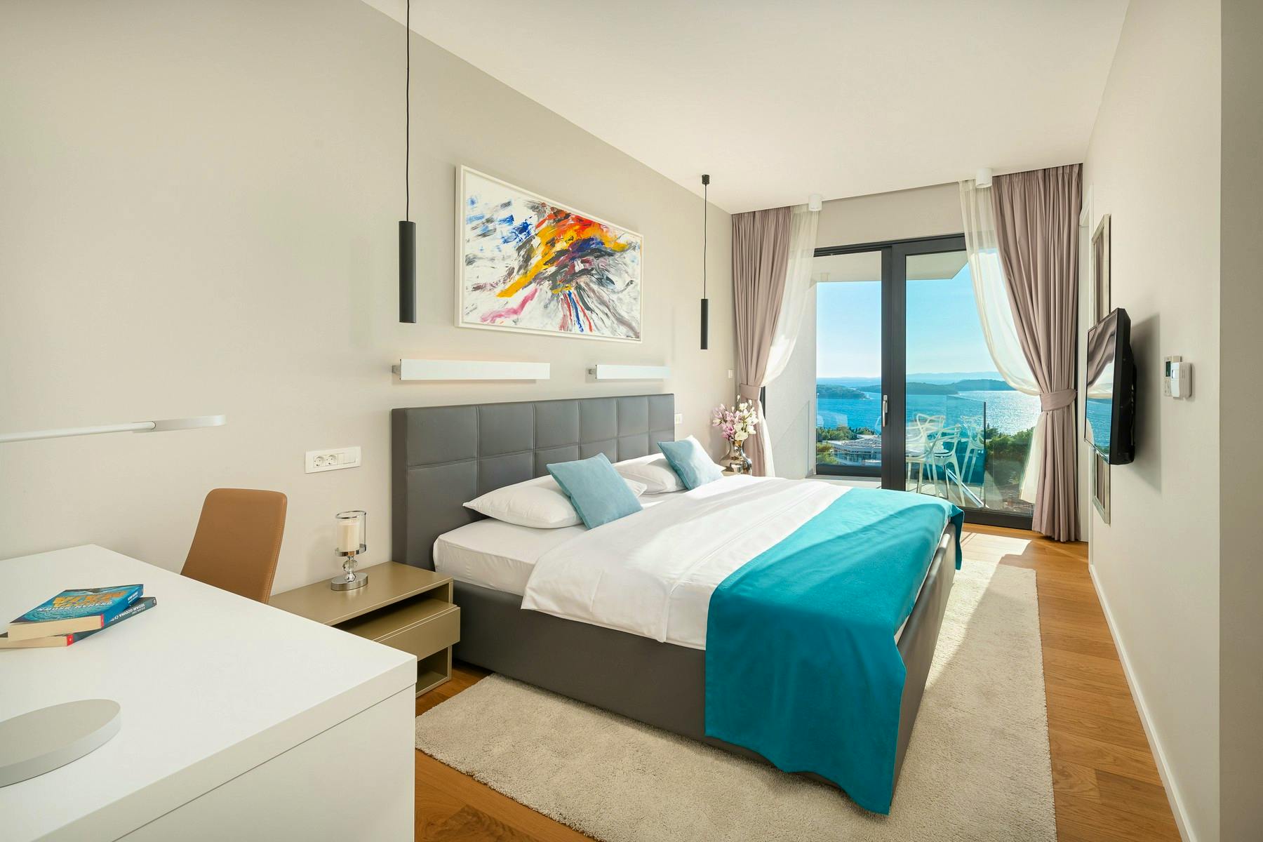 Elegantna spavaća soba s vlastitom kupaonicom i pogledom na more