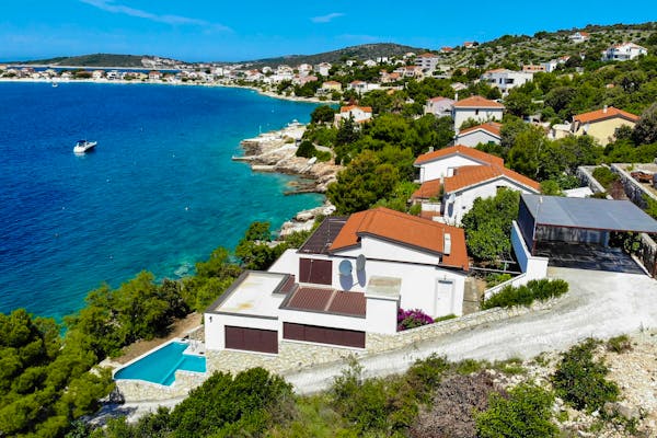 Seafront house with swimming pool and spectacular sea view