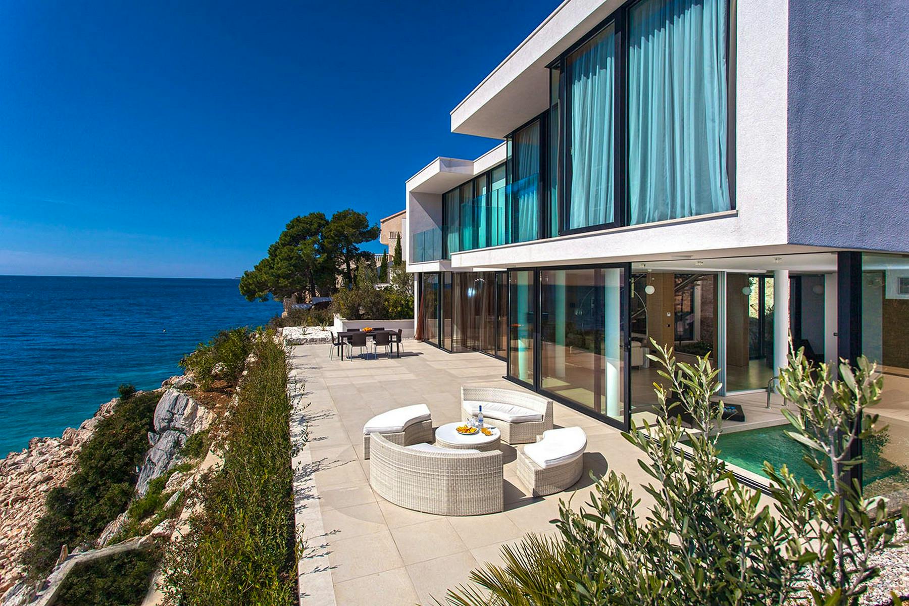 Seafront luxury villa with direct access to the sea 
