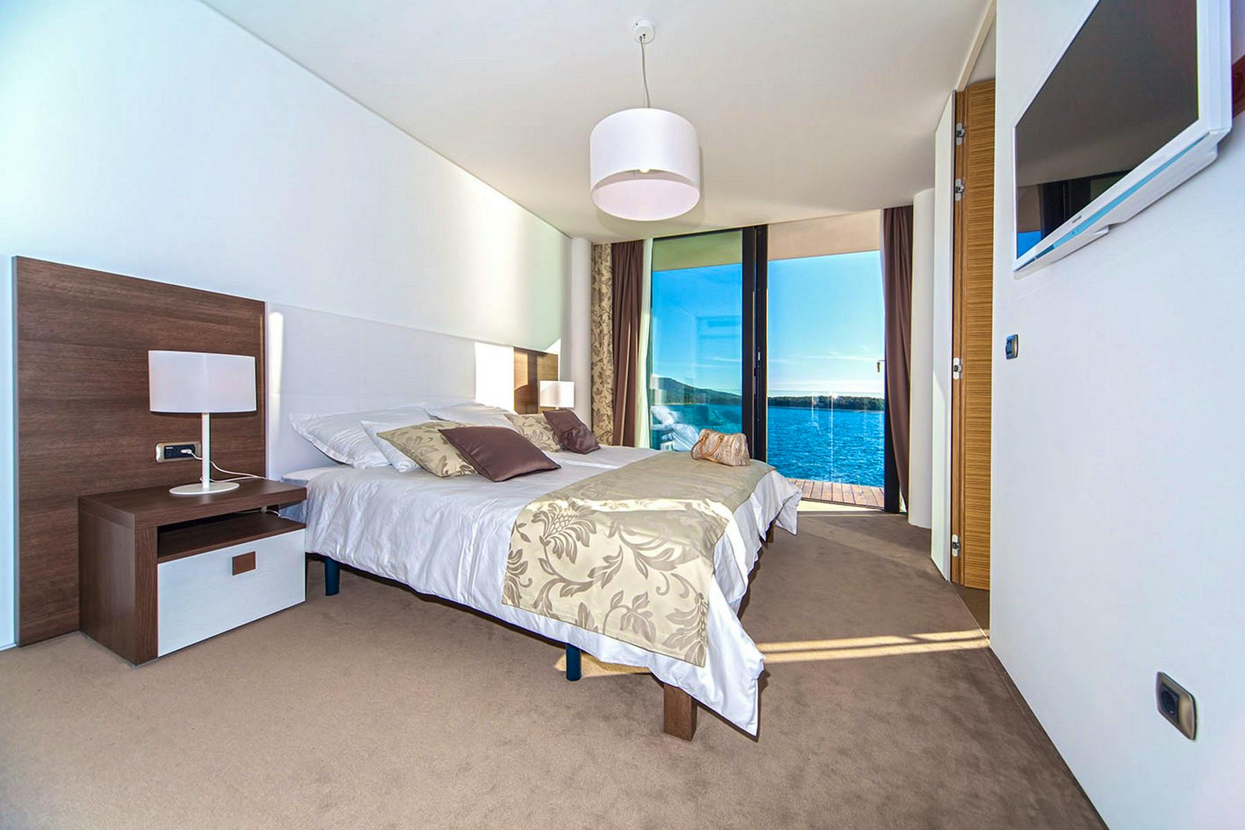 Luksuzna spavaća soba s vlastitom kupaonicom i pogledom na more