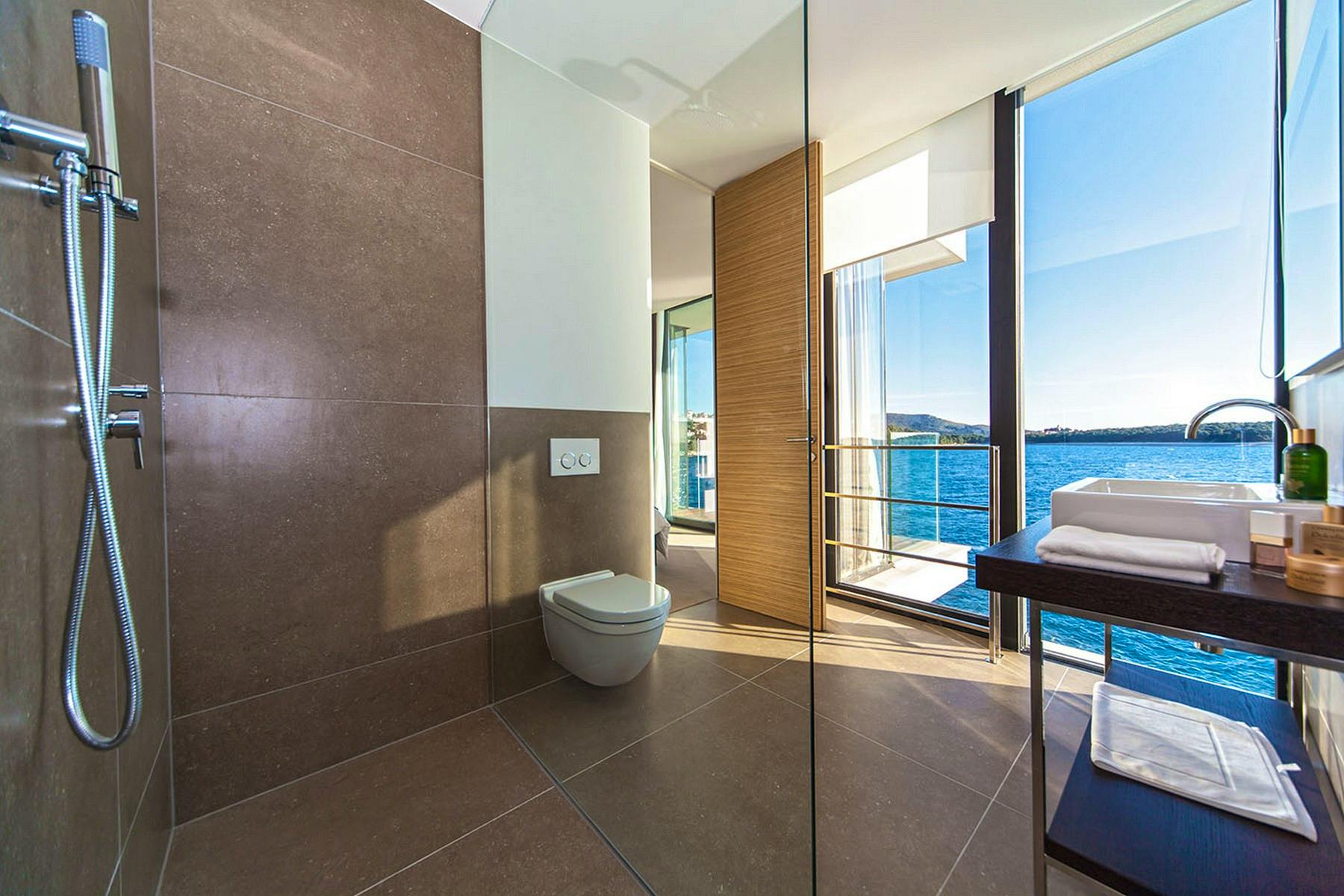 Elegantna kupaonica s pogledom na more