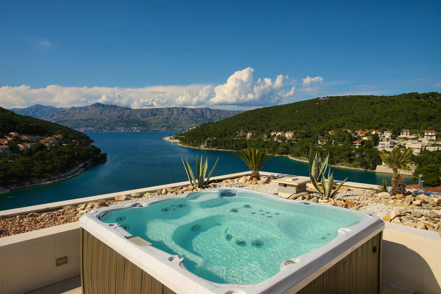 Roof terrace with Whirlpool tub and open sea view