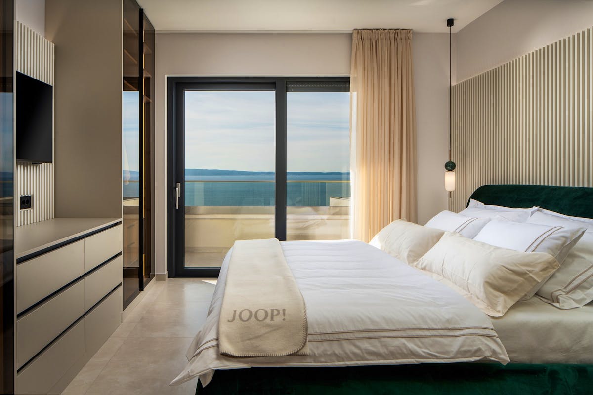 En-suite bedroom with open sea view