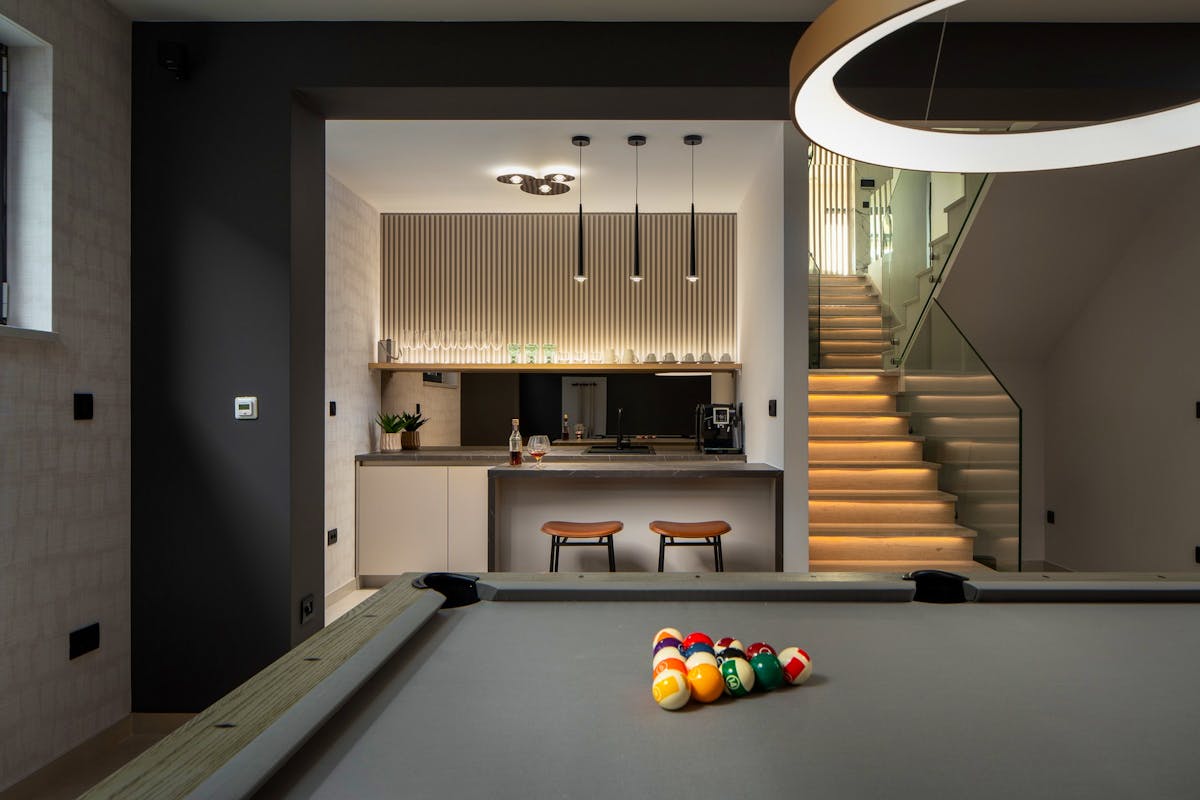 Entertainment area with a billiards table, a lounge zone, a kitchen. 