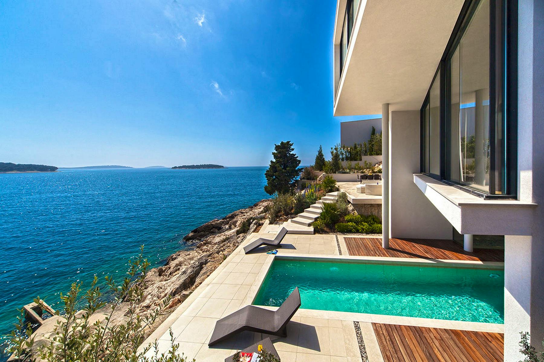 Seafront villa with swimming pool in Primošten for sale
