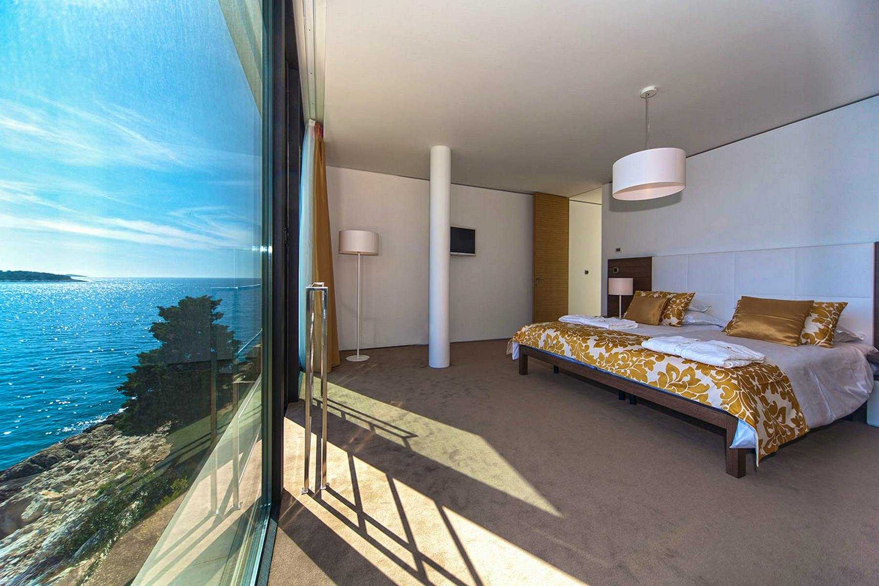En-suite bedroom with open sea view