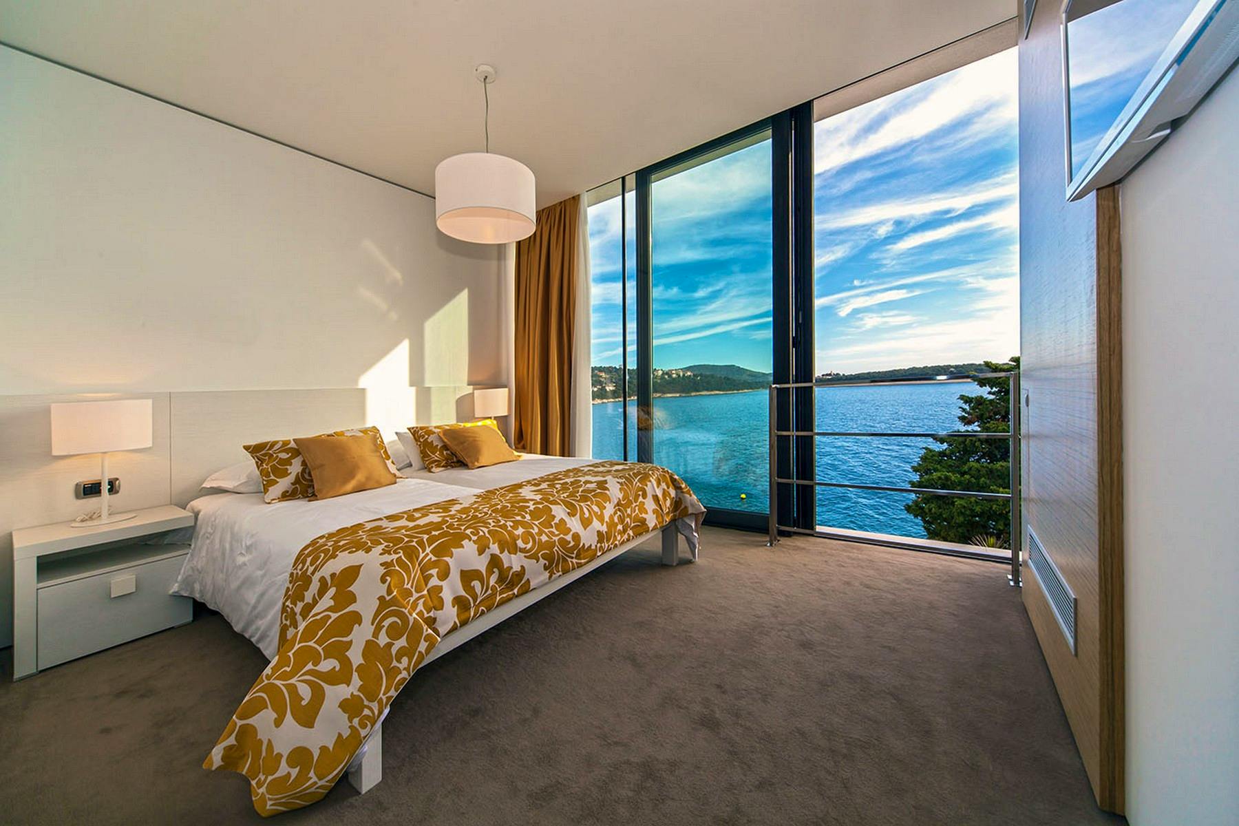 Elegantna spavaća soba s vlastitom kupaonicom i pogledom na more