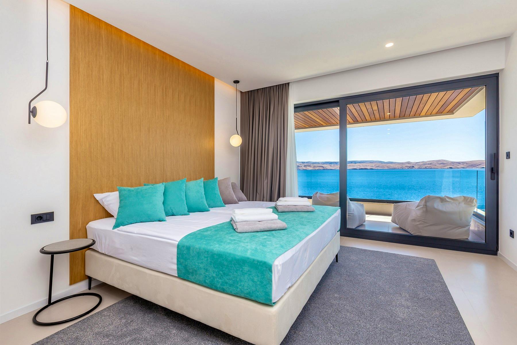 Elegantna spavaća soba s pogledom na more