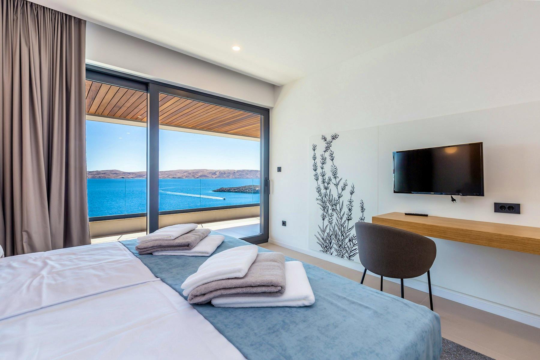 Stylish en-suite bedroom with sea view
