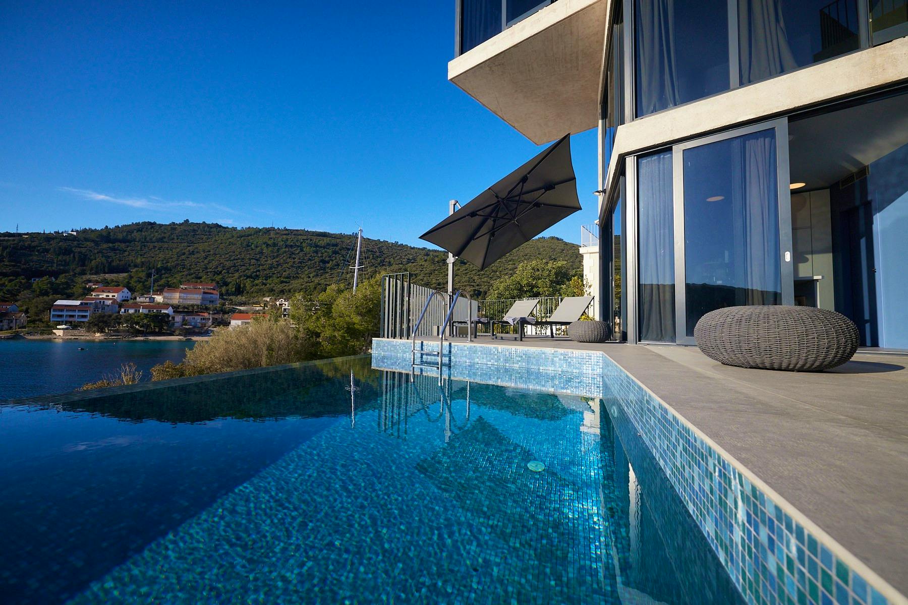 Prodaje se novoizgrađena moderna vila s bazenom prvi red do mora na Korčuli