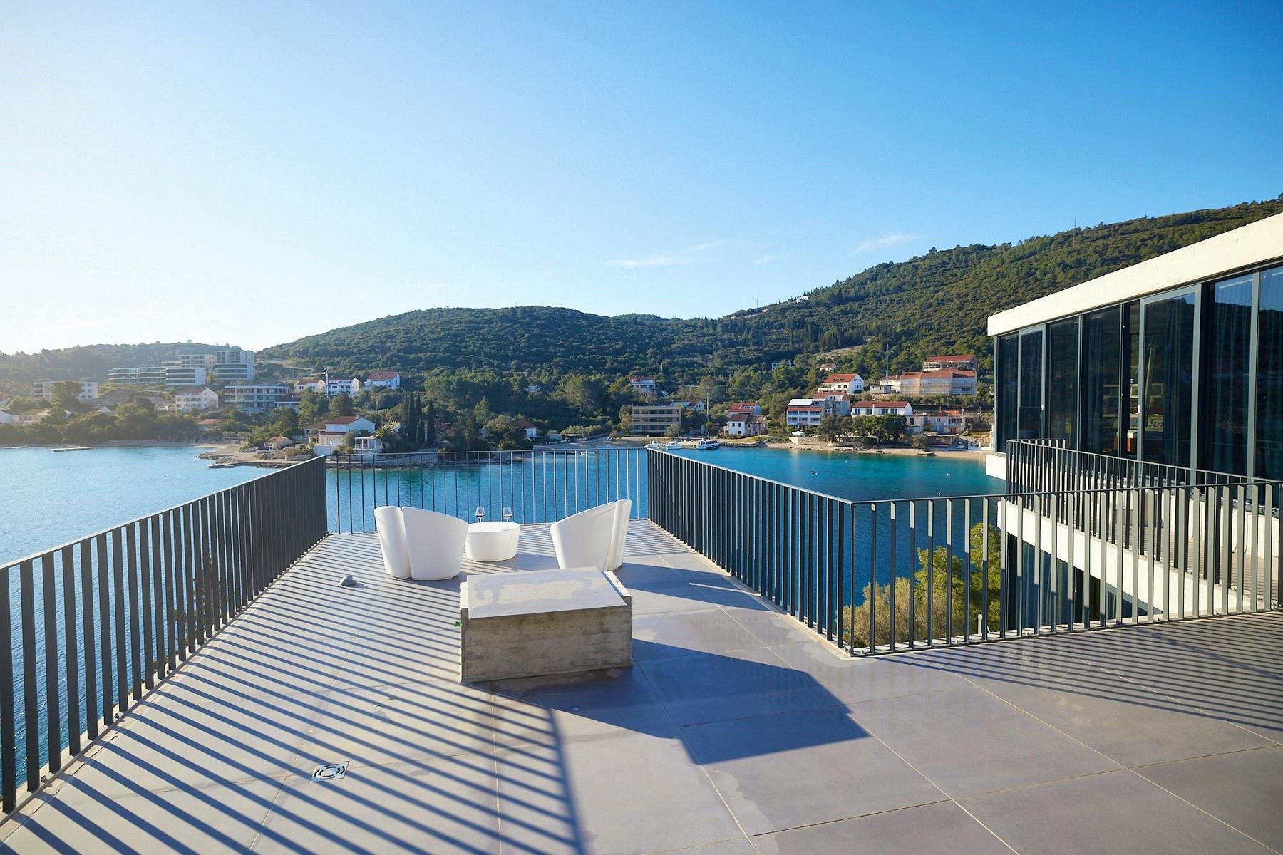 Lounge zona na prostranoj terasi s pogledom na more