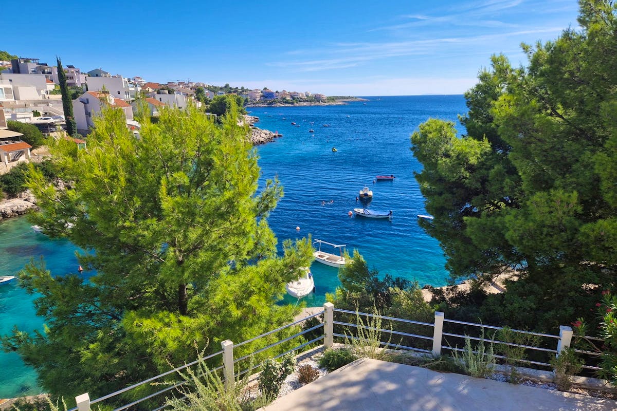 Prodaje se vila prvi red do mora u okolici Rogoznice