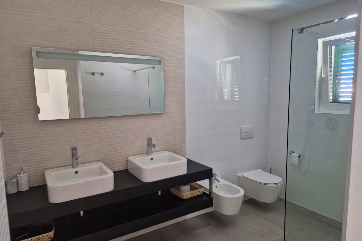 Prostrana kupaonica s dva umivaonikom