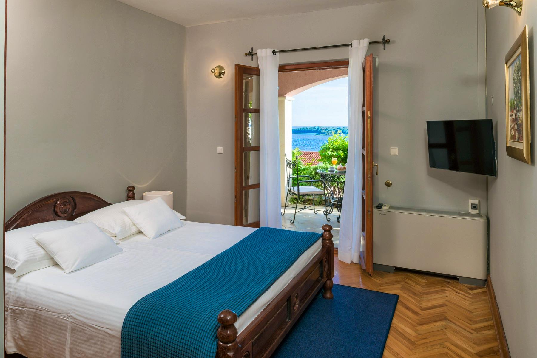 Luksuzna spavaća soba s kupaonicom i pogledom na more