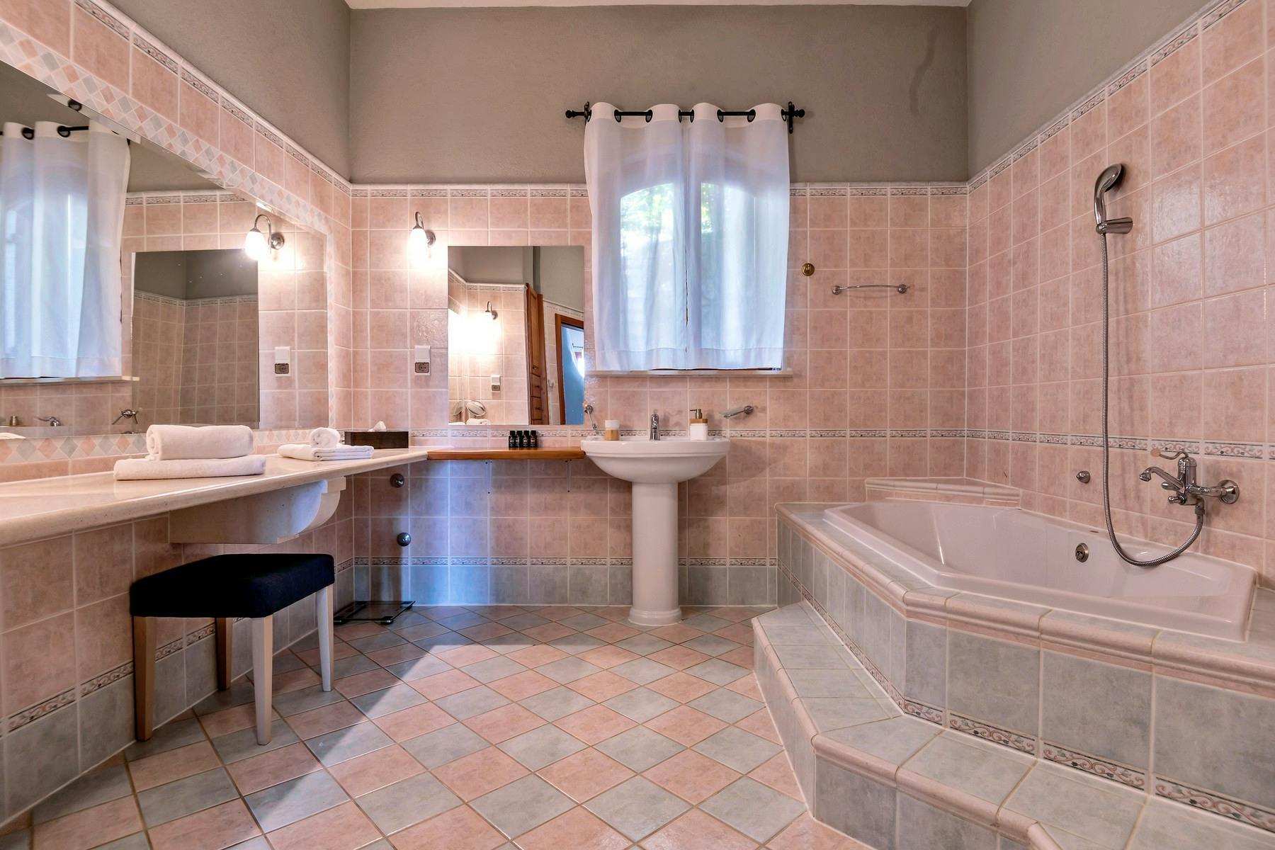 Spacious bathroom with bath tub