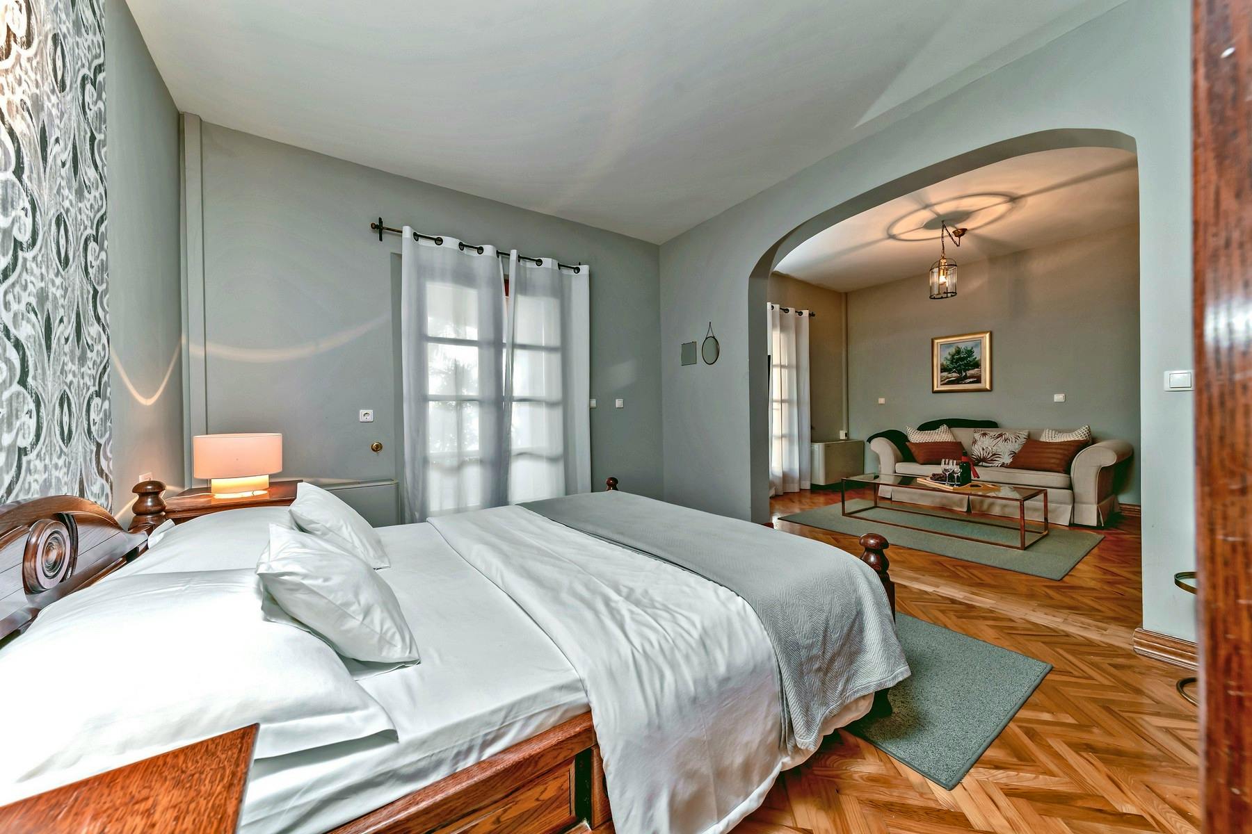 Elegant en-suite bedroom