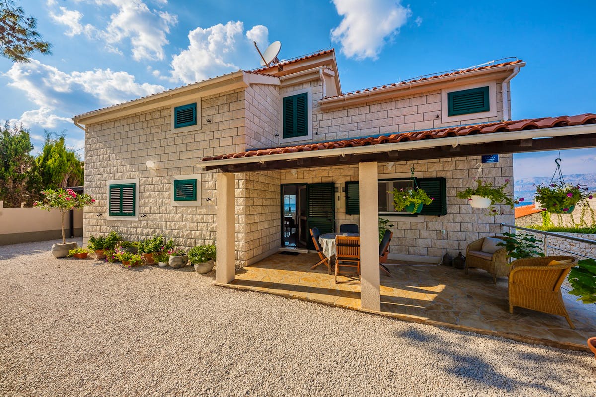 Stone house on Brač for sale