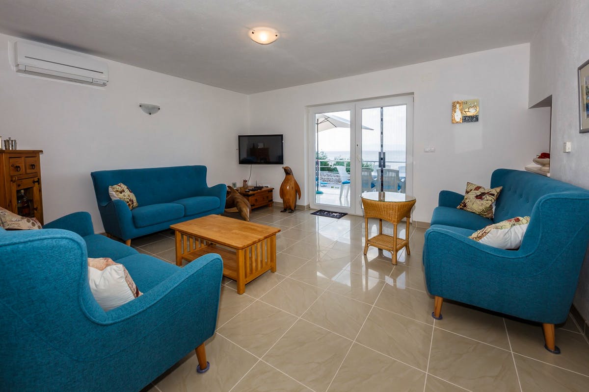 Spacious living room with sea view