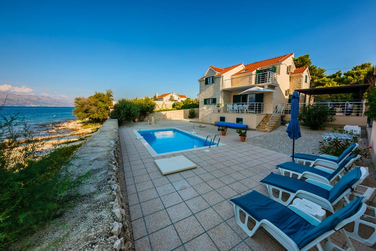 Stone house with swimming pool on Brač for sale