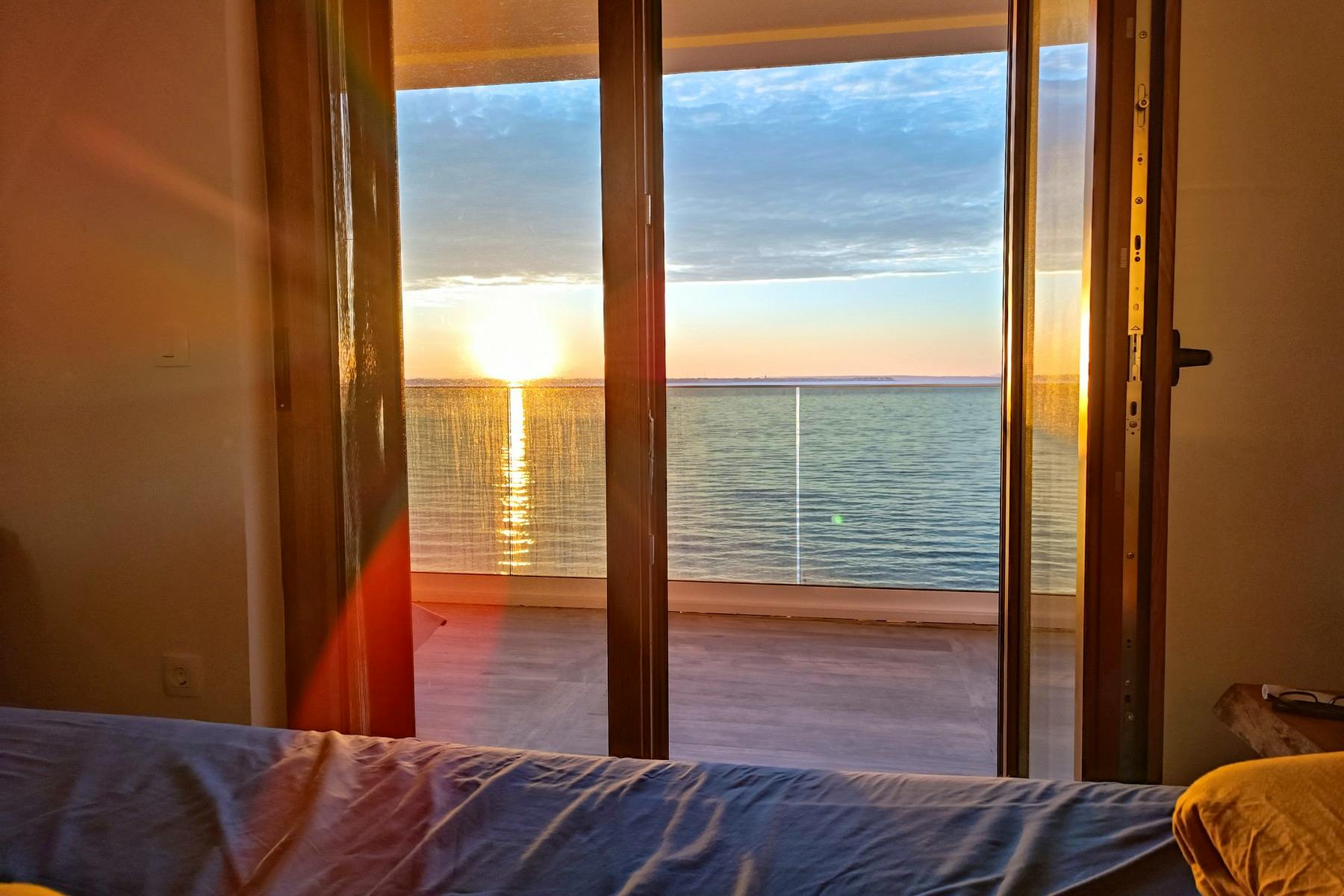 Pogled za zalazak sunca iz spavaće sobe