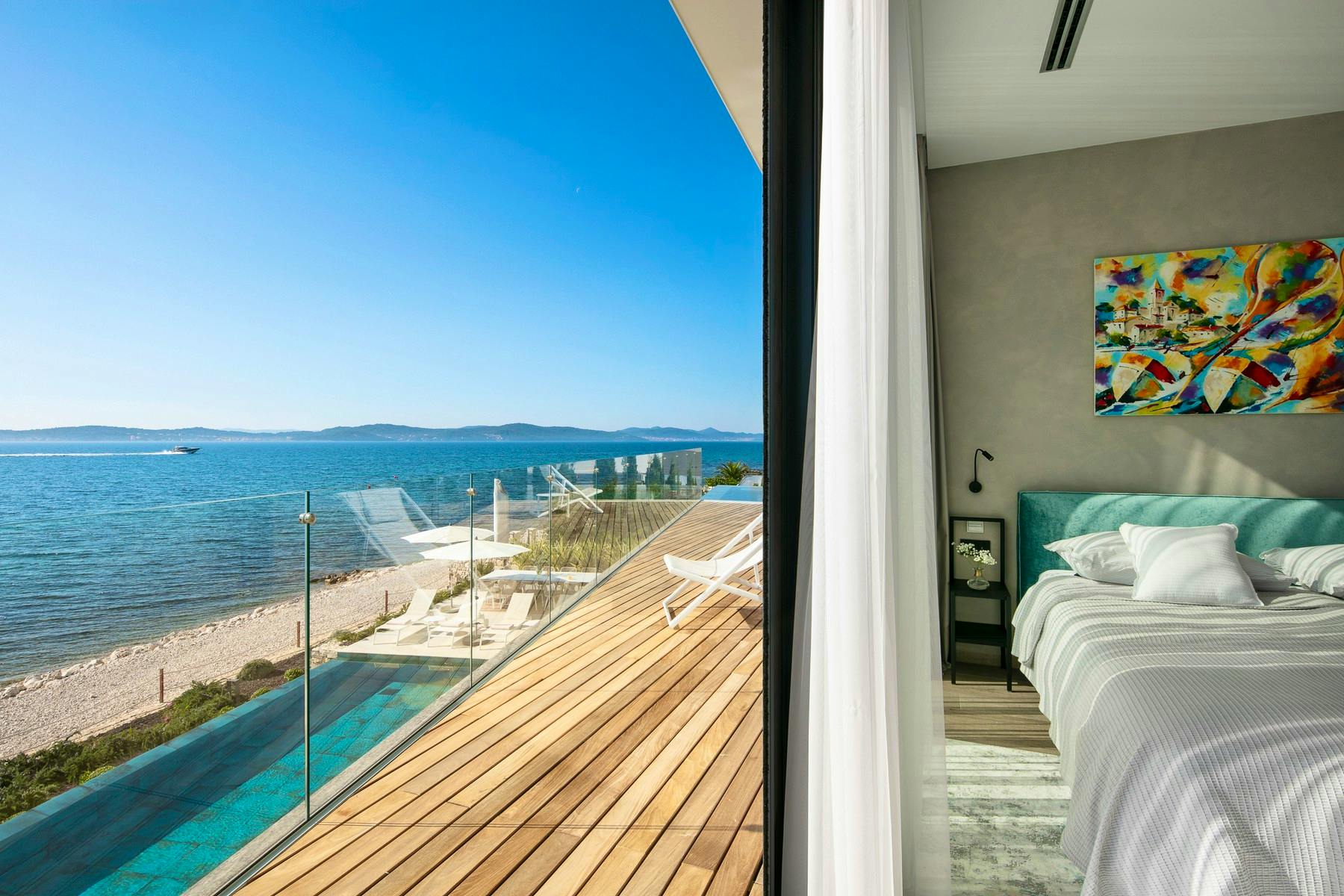 Spavaća soba s kupaonicom i terasom s pogledom na more