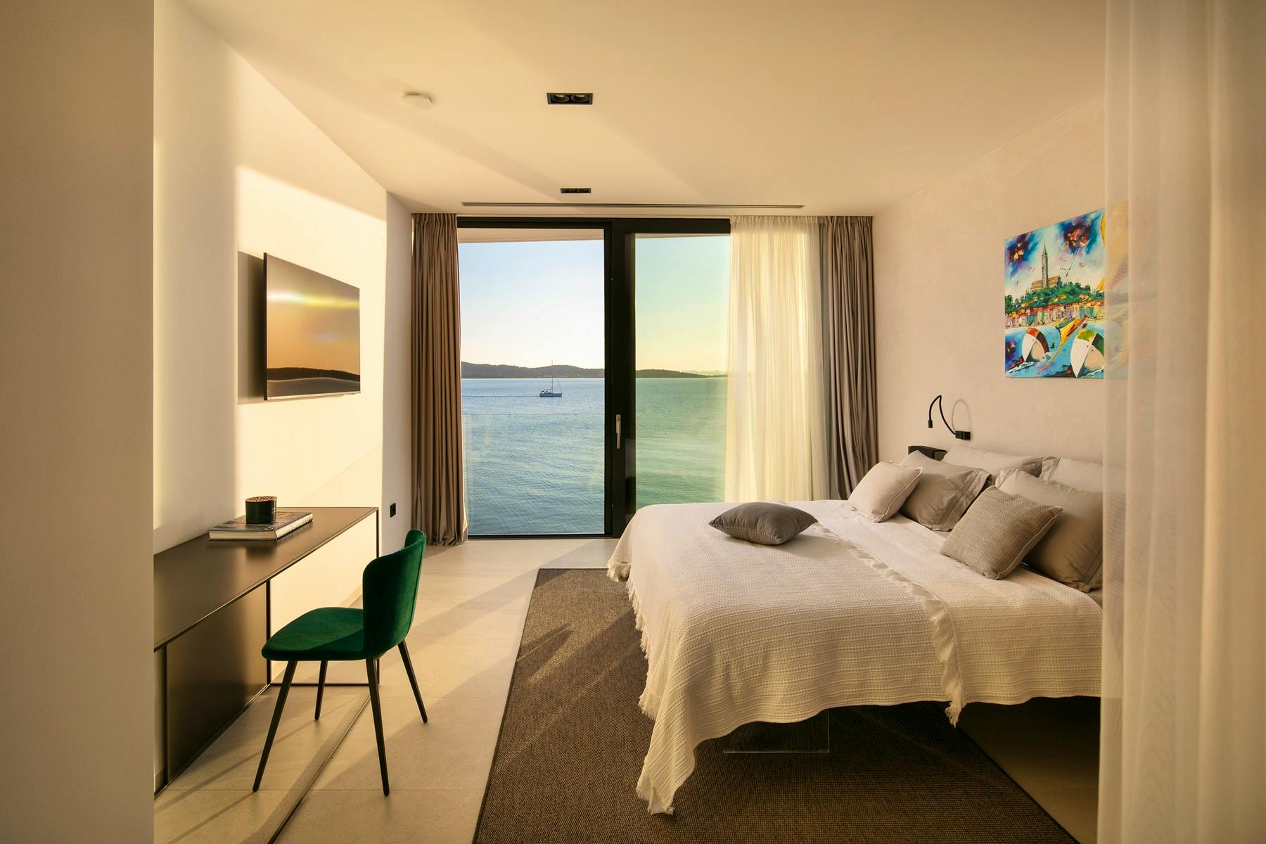 Moderna spavaća soba s vlastitom kupaonicom i prekrasnim pogledom na more