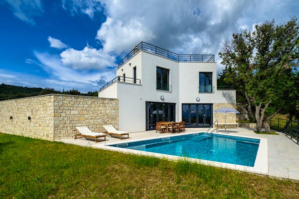 Elegant villa in quiet location on Brač for sale