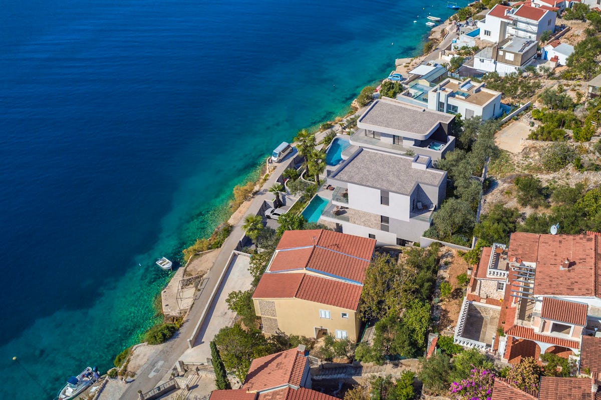 Građevinsko zemljište sa dozvolom za gradnju vile prvi red do mora