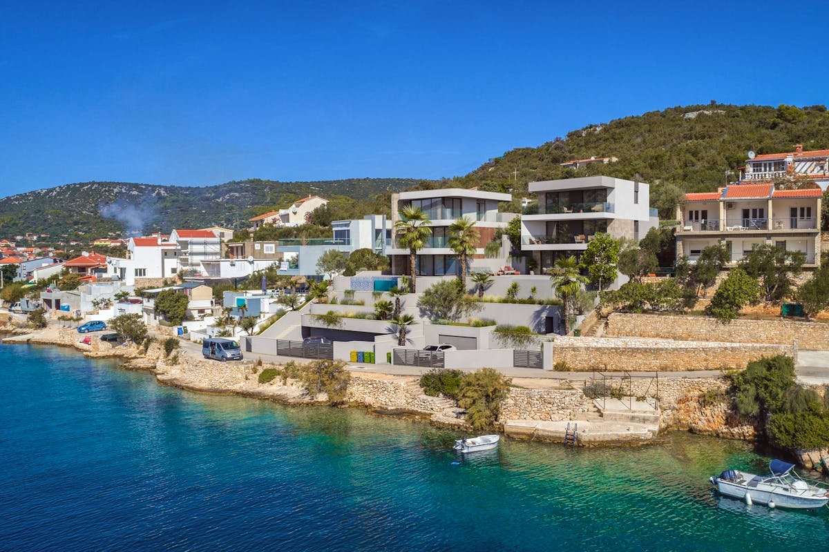 Građevinsko zemljište u prvom redu do mora s projektom i građevinskom dozvolom