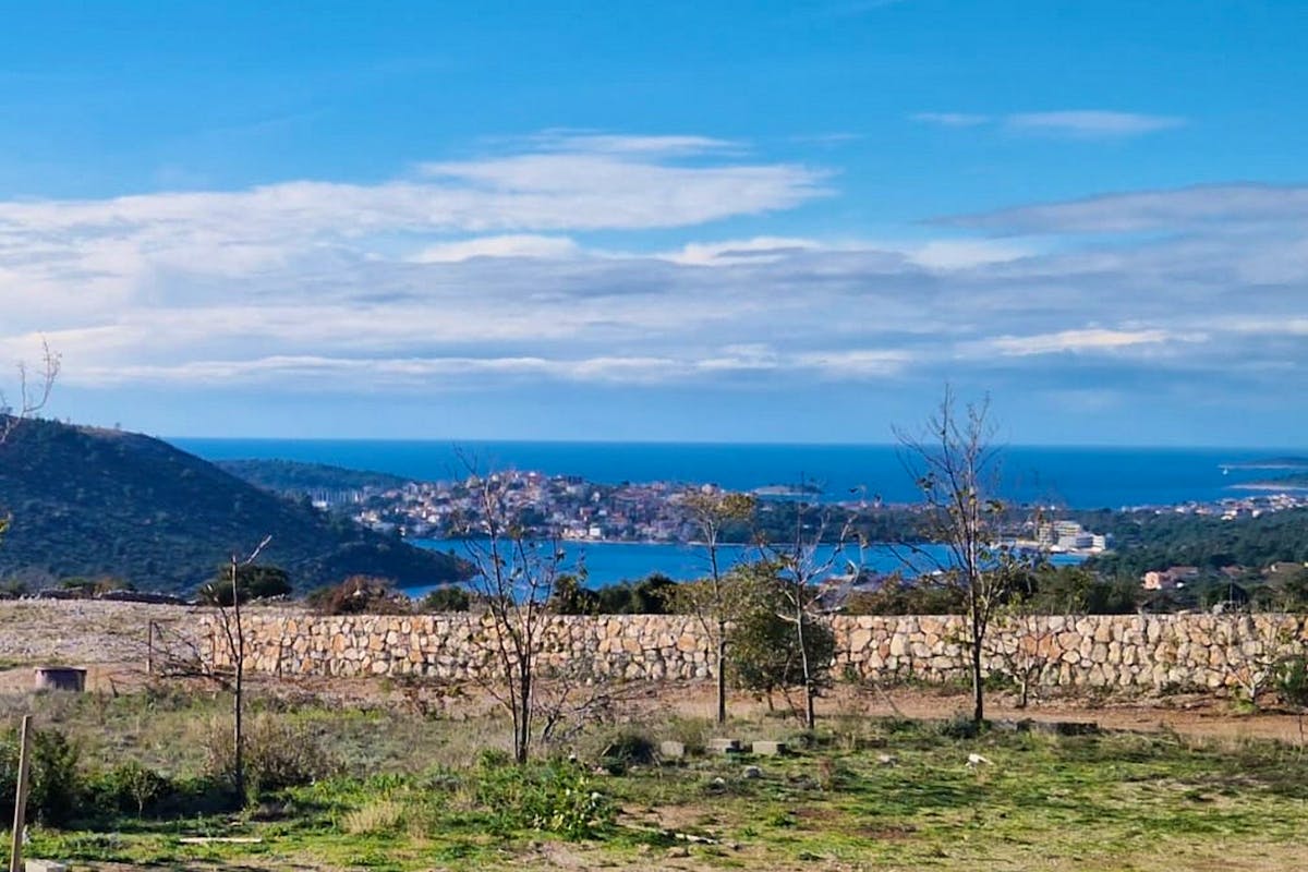 Otvoren pogled na more i otoke sa parcele