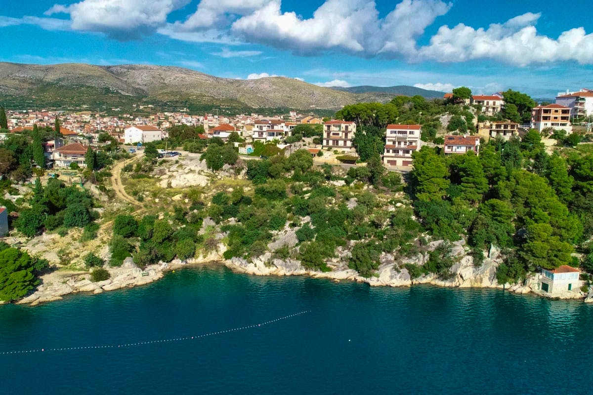 Prodaje se prostrano zemljište uz more na Čiovu