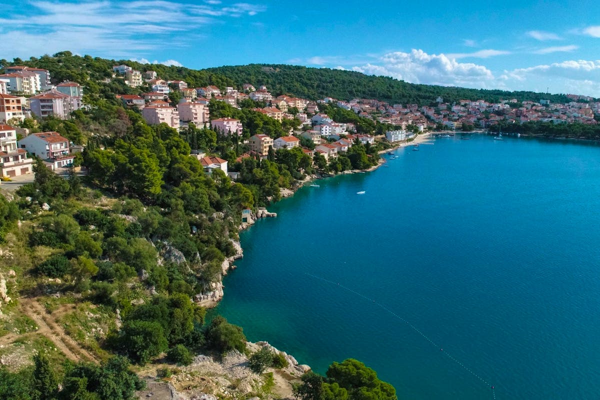 Prodaje se izuzetno zemljište uz more na Čiovu